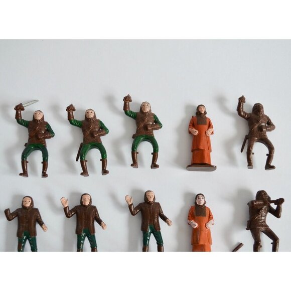 Lot Vintage Planet of the Apes Mini Figures Toy Figurines MOST BROKEN - Picture 2 of 14